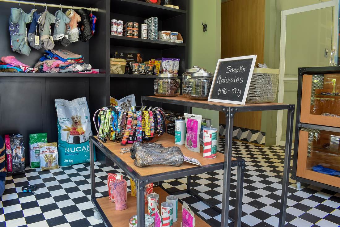 Interior de Barbacan Condesa Sur con piso de damero y tienda