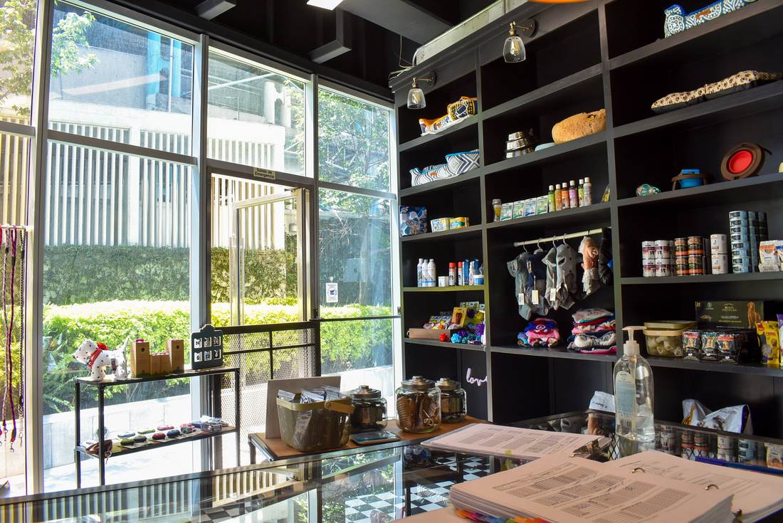 Interior de Barbacan Polanco con ventanales y tienda
